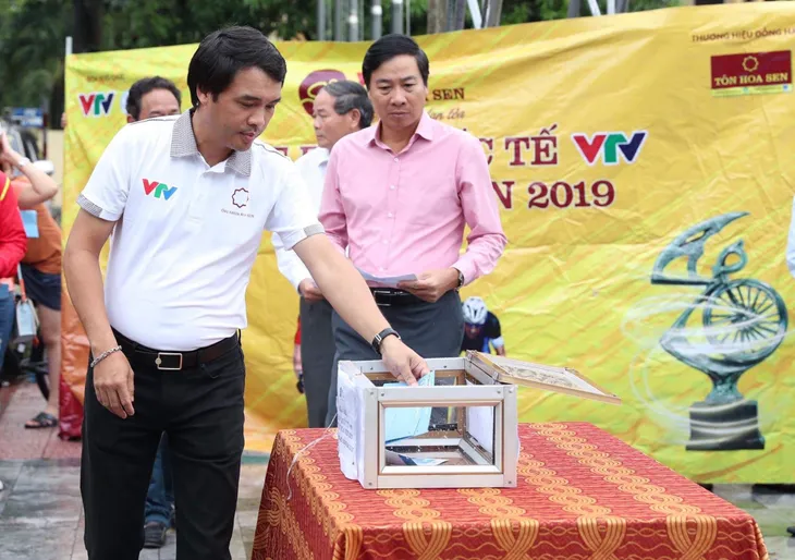 Đoàn đua xe đạp quốc tế VTV Cúp Tôn Hoa Sen 2019 quyên góp ủng hộ nhân dân Hà Tĩnh - Ảnh 2. Đoàn đua xe đạp quốc tế VTV Cúp Tôn Hoa Sen 2019 quyên góp ủng hộ nhân dân Hà Tĩnh - Ảnh 2.