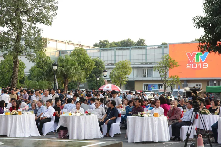 Rộn ràng chương trình Thời trang – Văn nghệ kỷ niệm 49 năm Ngày phát sóng chương trình truyền hình đầu tiên của VTV - Ảnh 2. Rộn ràng chương trình Thời trang – Văn nghệ kỷ niệm 49 năm Ngày phát sóng chương trình truyền hình đầu tiên của VTV - Ảnh 2.