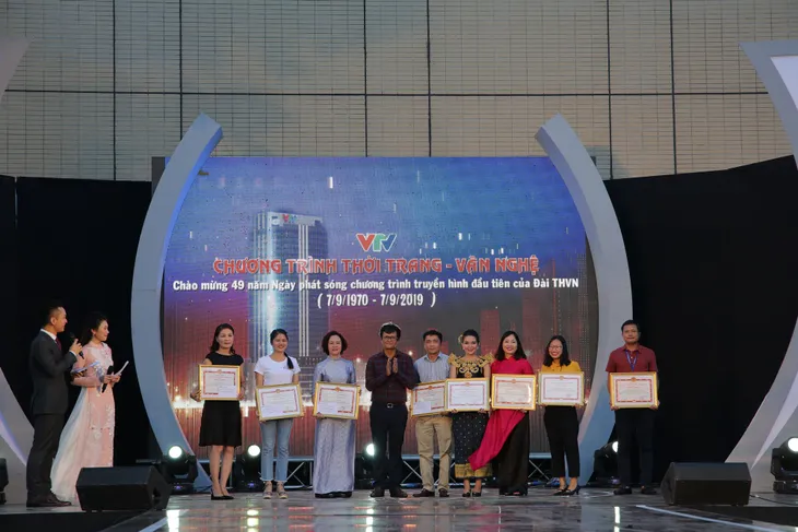 Rộn ràng chương trình Thời trang – Văn nghệ kỷ niệm 49 năm Ngày phát sóng chương trình truyền hình đầu tiên của VTV - Ảnh 4. Rộn ràng chương trình Thời trang – Văn nghệ kỷ niệm 49 năm Ngày phát sóng chương trình truyền hình đầu tiên của VTV - Ảnh 4.