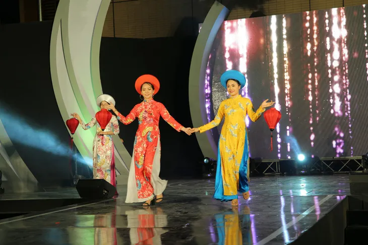 Rộn ràng chương trình Thời trang – Văn nghệ kỷ niệm 49 năm Ngày phát sóng chương trình truyền hình đầu tiên của VTV - Ảnh 12. Rộn ràng chương trình Thời trang – Văn nghệ kỷ niệm 49 năm Ngày phát sóng chương trình truyền hình đầu tiên của VTV - Ảnh 12.
