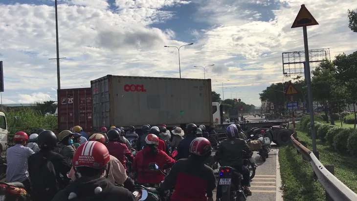 Kinh hoàng xe container gây tai nạn trên cầu vượt Sóng Thần - Ảnh 1. Kinh hoàng xe container gây tai nạn trên cầu vượt Sóng Thần - Ảnh 1.