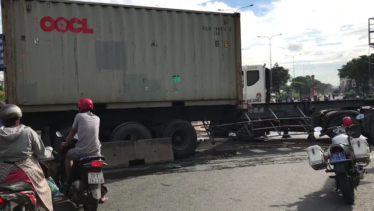 Kinh hoàng xe container gây tai nạn trên cầu vượt Sóng Thần - Ảnh 2. Kinh hoàng xe container gây tai nạn trên cầu vượt Sóng Thần - Ảnh 2.