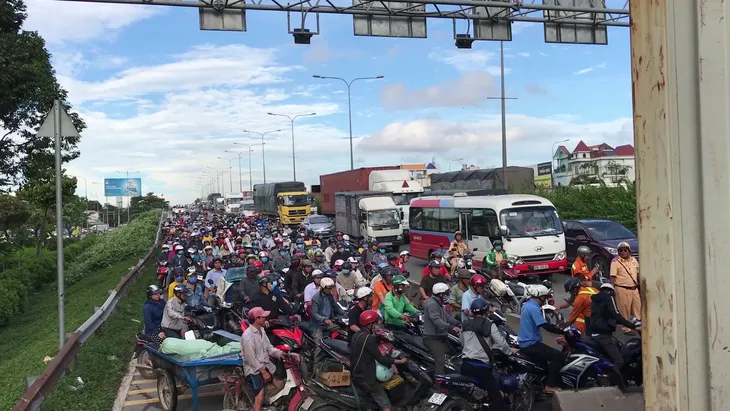 Kinh hoàng xe container gây tai nạn trên cầu vượt Sóng Thần - Ảnh 3. Kinh hoàng xe container gây tai nạn trên cầu vượt Sóng Thần - Ảnh 3.