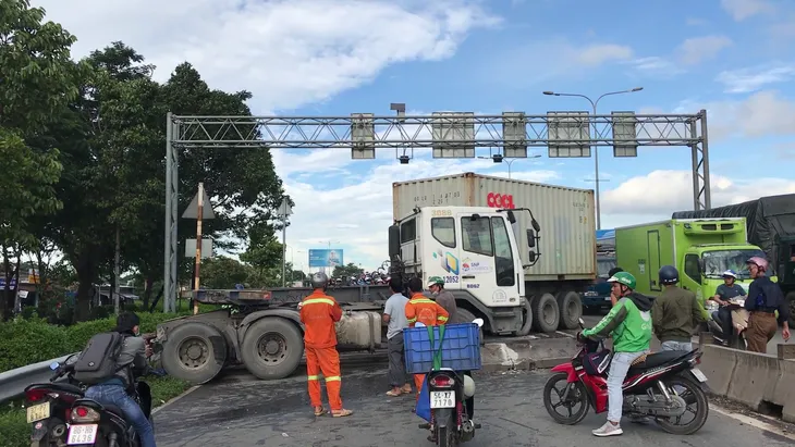 Kinh hoàng xe container gây tai nạn trên cầu vượt Sóng Thần - Ảnh 4. Kinh hoàng xe container gây tai nạn trên cầu vượt Sóng Thần - Ảnh 4.