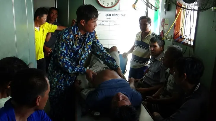 Cứu tàu cá với 41 ngư dân gặp nạn ở Trường Sa - Ảnh 2. Cứu tàu cá với 41 ngư dân gặp nạn ở Trường Sa - Ảnh 2.