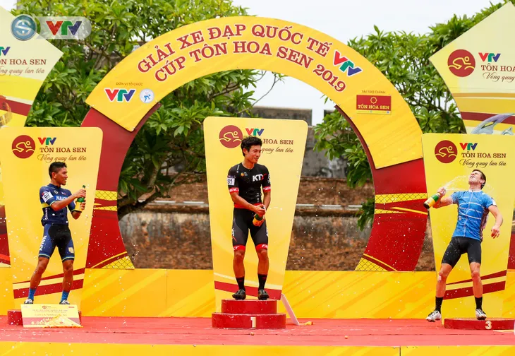 ẢNH: Những khoảnh khắc ấn tượng chặng 6 Giải xe đạp quốc tế VTV Cúp Tôn Hoa Sen 2019 - Ảnh 15. ẢNH: Những khoảnh khắc ấn tượng chặng 6 Giải xe đạp quốc tế VTV Cúp Tôn Hoa Sen 2019 - Ảnh 15.