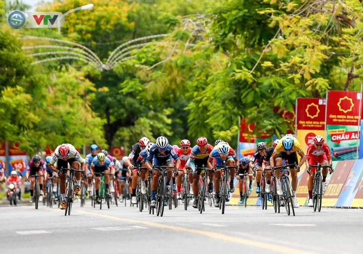 ẢNH: Những khoảnh khắc ấn tượng chặng 6 Giải xe đạp quốc tế VTV Cúp Tôn Hoa Sen 2019 - Ảnh 13. ẢNH: Những khoảnh khắc ấn tượng chặng 6 Giải xe đạp quốc tế VTV Cúp Tôn Hoa Sen 2019 - Ảnh 13.
