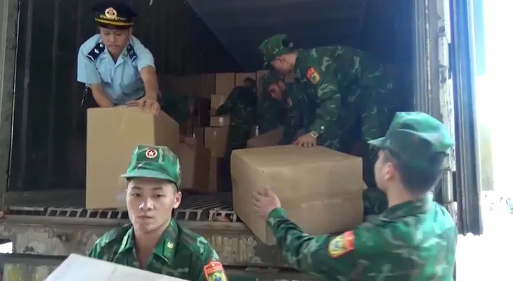 Lạng Sơn: Bắt xe container vận chuyển gần 13 tấn pháo nổ ngụy trang củ hành tây - Ảnh 1. Lạng Sơn: Bắt xe container vận chuyển gần 13 tấn pháo nổ ngụy trang củ hành tây - Ảnh 1.