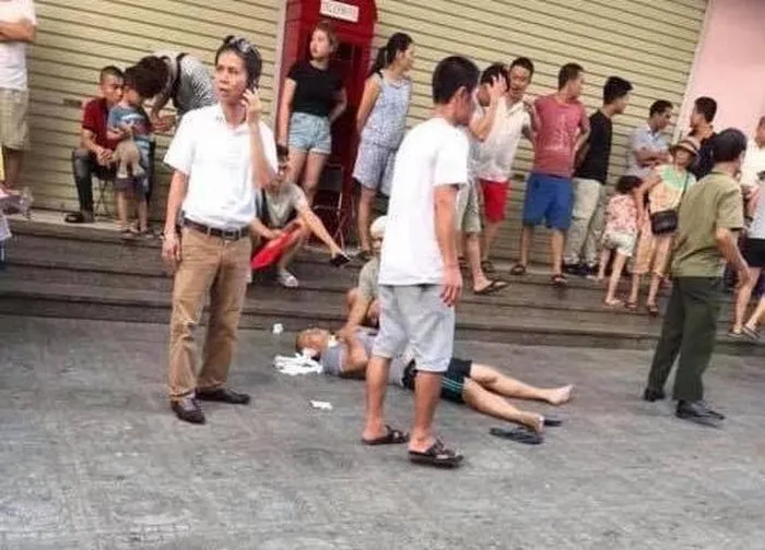 Hà Nội: Nổ ở Linh Đàm, 2 người bị thương - Ảnh 2. Hà Nội: Nổ ở Linh Đàm, 2 người bị thương - Ảnh 2.