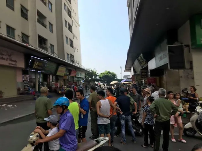 Hà Nội: Nổ ở Linh Đàm, 2 người bị thương - Ảnh 1. Hà Nội: Nổ ở Linh Đàm, 2 người bị thương - Ảnh 1.