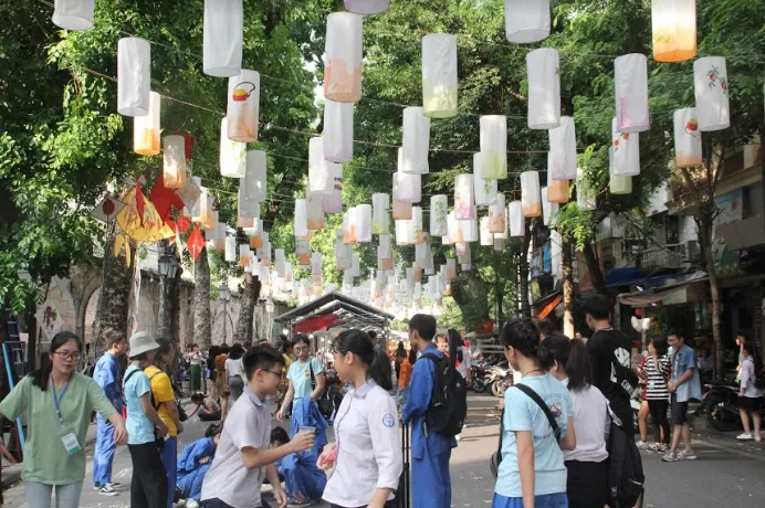Phố Phùng Hưng rực rỡ với hàng trăm đèn lồng đón Trung thu - Ảnh 1. Phố Phùng Hưng rực rỡ với hàng trăm đèn lồng đón Trung thu - Ảnh 1.