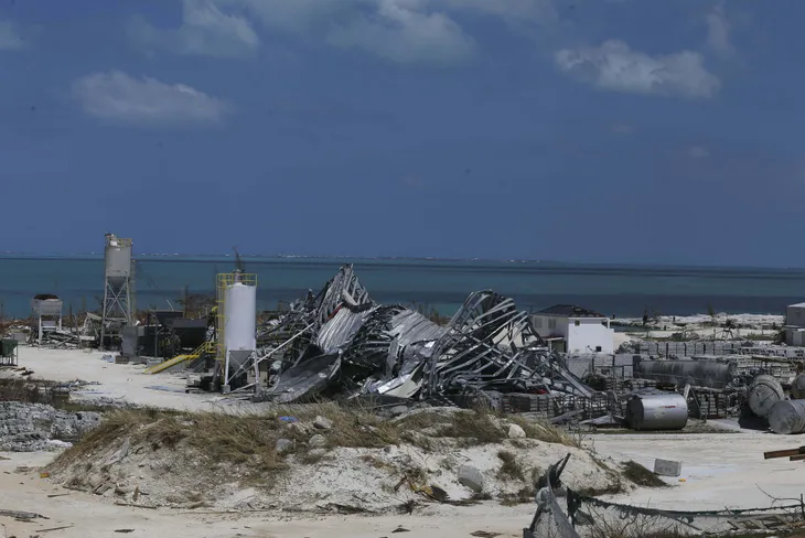 Hàng nghìn người dân Bahamas tháo chạy sau bão Dorian - Ảnh 2. Hàng nghìn người dân Bahamas tháo chạy sau bão Dorian - Ảnh 2.