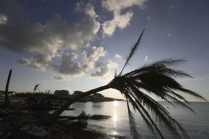 Hàng nghìn người dân Bahamas tháo chạy sau bão Dorian - Ảnh 7. Hàng nghìn người dân Bahamas tháo chạy sau bão Dorian - Ảnh 7.