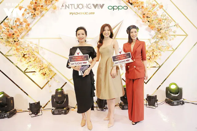 Thảm đỏ VTV Awards: Tiểu tam Quỳnh Nga quyến rũ hút mắt, Nhã Phương khoe sắc với style công chúa - Ảnh 12. Thảm đỏ VTV Awards: Tiểu tam Quỳnh Nga quyến rũ hút mắt, Nhã Phương khoe sắc với style công chúa - Ảnh 12.