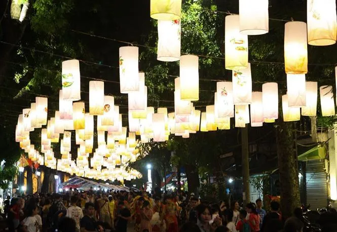 Phố Phùng Hưng rực rỡ với hàng trăm đèn lồng đón Trung thu - Ảnh 8. Phố Phùng Hưng rực rỡ với hàng trăm đèn lồng đón Trung thu - Ảnh 8.