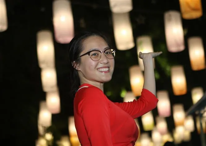 Phố Phùng Hưng rực rỡ với hàng trăm đèn lồng đón Trung thu - Ảnh 12. Phố Phùng Hưng rực rỡ với hàng trăm đèn lồng đón Trung thu - Ảnh 12.
