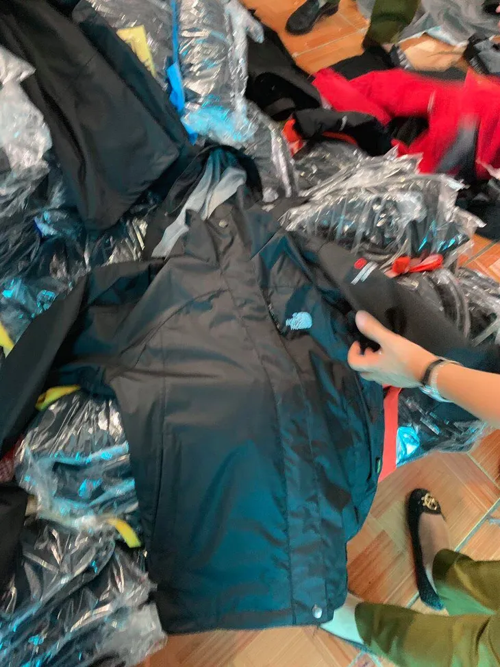 Thu giữ hàng nghìn sản phẩm thời trang sản xuất giả nhãn hiệu The North Face - Ảnh 3. Thu giữ hàng nghìn sản phẩm thời trang sản xuất giả nhãn hiệu The North Face - Ảnh 3.
