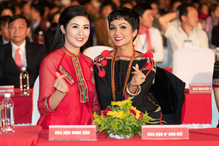 NTK Đỗ Trịnh Hoài Nam hội ngộ Hoa hậu Ngọc Hân, H’Hen Niê - Ảnh 3.
