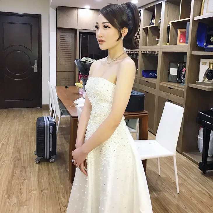 Cận cảnh nhan sắc như hot girl của cô dâu đeo vàng trĩu cổ - Ảnh 2. Cận cảnh nhan sắc như hot girl của cô dâu đeo vàng trĩu cổ - Ảnh 2.