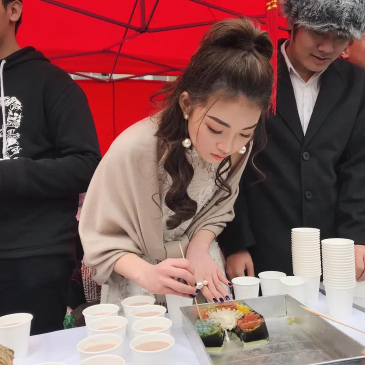 Cận cảnh nhan sắc như hot girl của cô dâu đeo vàng trĩu cổ - Ảnh 6. Cận cảnh nhan sắc như hot girl của cô dâu đeo vàng trĩu cổ - Ảnh 6.