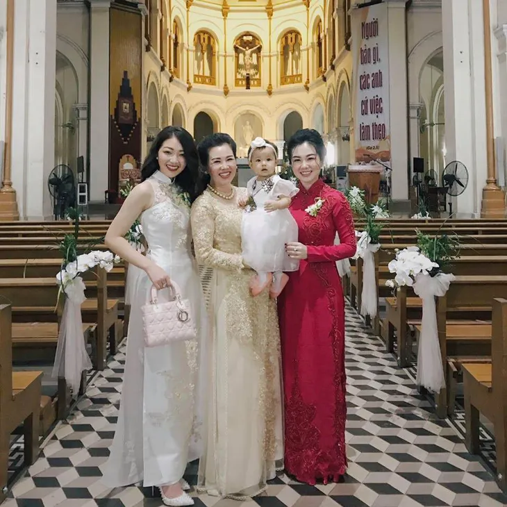 Cận cảnh nhan sắc như hot girl của cô dâu đeo vàng trĩu cổ - Ảnh 7. Cận cảnh nhan sắc như hot girl của cô dâu đeo vàng trĩu cổ - Ảnh 7.