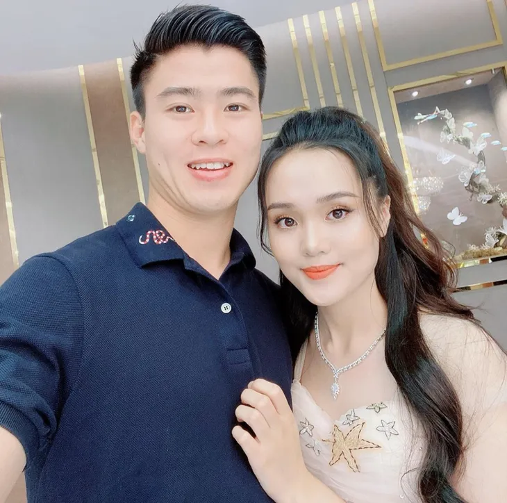 Duy Mạnh cầu hôn bạn gái trên phố đi bộ - Ảnh 2. Duy Mạnh cầu hôn bạn gái trên phố đi bộ - Ảnh 2.