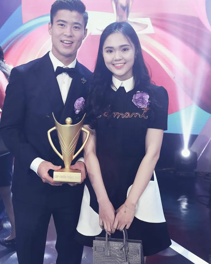 Duy Mạnh cầu hôn bạn gái trên phố đi bộ - Ảnh 3. Duy Mạnh cầu hôn bạn gái trên phố đi bộ - Ảnh 3.