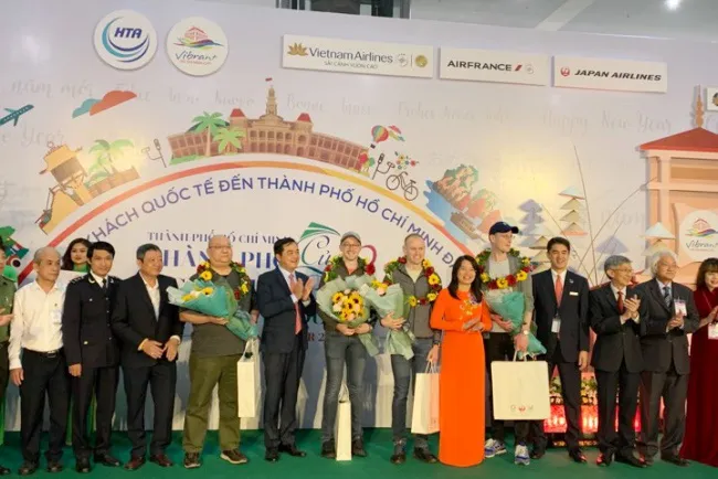 TP.HCM chào đón vị khách quốc tế đầu tiên trong năm 2020 - Ảnh 1.