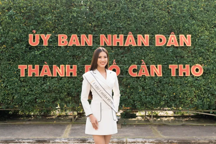 Á hậu Kim Duyên diện áo bà ba giới thiệu chợ nổi Cái Răng, Cần Thơ - Ảnh 2. Á hậu Kim Duyên diện áo bà ba giới thiệu chợ nổi Cái Răng, Cần Thơ - Ảnh 2.