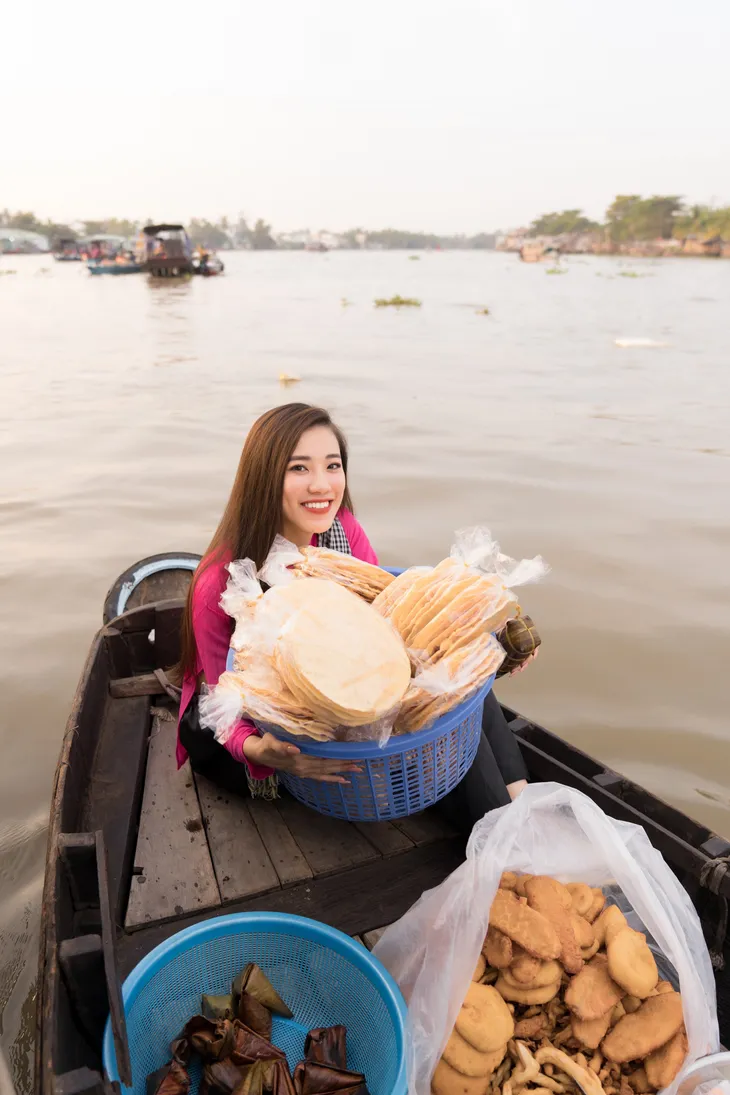 Á hậu Kim Duyên diện áo bà ba giới thiệu chợ nổi Cái Răng, Cần Thơ - Ảnh 6. Á hậu Kim Duyên diện áo bà ba giới thiệu chợ nổi Cái Răng, Cần Thơ - Ảnh 6.