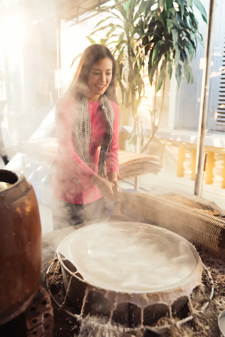 Á hậu Kim Duyên diện áo bà ba giới thiệu chợ nổi Cái Răng, Cần Thơ - Ảnh 11. Á hậu Kim Duyên diện áo bà ba giới thiệu chợ nổi Cái Răng, Cần Thơ - Ảnh 11.
