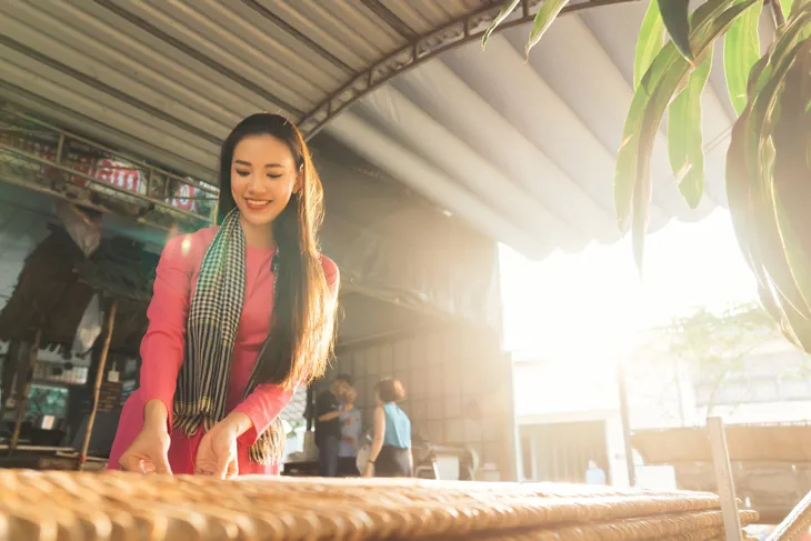 Á hậu Kim Duyên diện áo bà ba giới thiệu chợ nổi Cái Răng, Cần Thơ - Ảnh 9. Á hậu Kim Duyên diện áo bà ba giới thiệu chợ nổi Cái Răng, Cần Thơ - Ảnh 9.