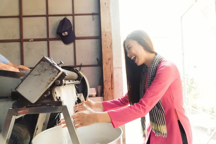 Á hậu Kim Duyên diện áo bà ba giới thiệu chợ nổi Cái Răng, Cần Thơ - Ảnh 7. Á hậu Kim Duyên diện áo bà ba giới thiệu chợ nổi Cái Răng, Cần Thơ - Ảnh 7.