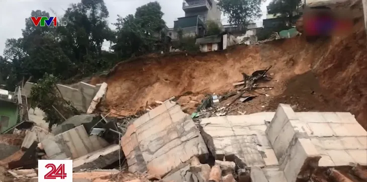 Bờ kè ở Hạ Long sạt lở khiến nhiều gia đình bị ảnh hưởng - Ảnh 1. Bờ kè ở Hạ Long sạt lở khiến nhiều gia đình bị ảnh hưởng - Ảnh 1.