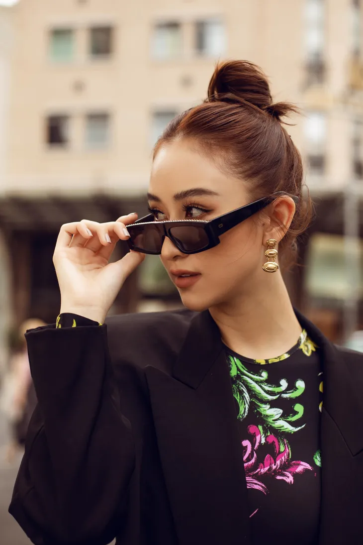 “Choáng” trước độ chịu chơi của Á hậu Hà Thu khi diện loạt đồ hiệu xuống phố - Ảnh 6. “Choáng” trước độ chịu chơi của Á hậu Hà Thu khi diện loạt đồ hiệu xuống phố - Ảnh 6.