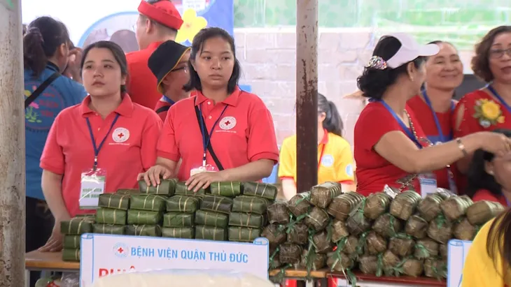 Phiên chợ 0 đồng cho bệnh nhân có hoàn cảnh khó khăn - Ảnh 3. Phiên chợ 0 đồng cho bệnh nhân có hoàn cảnh khó khăn - Ảnh 3.