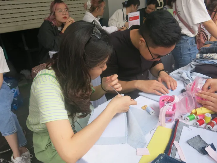 Hơn 3.000 bạn trẻ tham gia hoạt động Đổi đồ - Đổi đời, góp phần giảm thiểu vấn đề rác thải thời trang - Ảnh 1. Hơn 3.000 bạn trẻ tham gia hoạt động Đổi đồ - Đổi đời, góp phần giảm thiểu vấn đề rác thải thời trang - Ảnh 1.