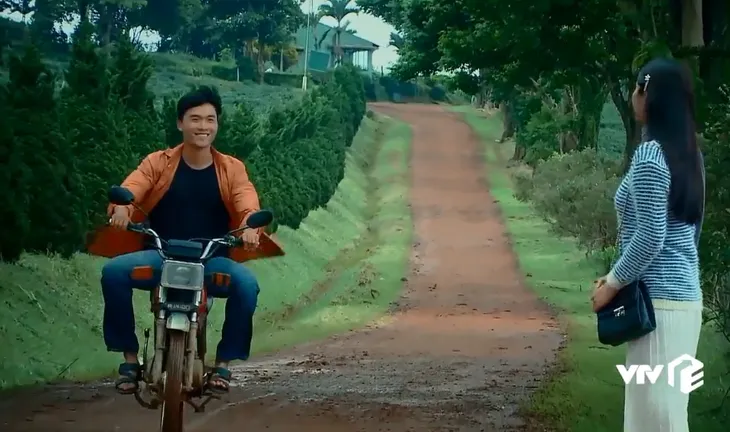 Nước mắt loài cỏ dại - Tập 18: Chỉ một hành động nhỏ, Hường thầm nghĩ Khang thích mình - Ảnh 1. Nước mắt loài cỏ dại - Tập 18: Chỉ một hành động nhỏ, Hường thầm nghĩ Khang thích mình - Ảnh 1.