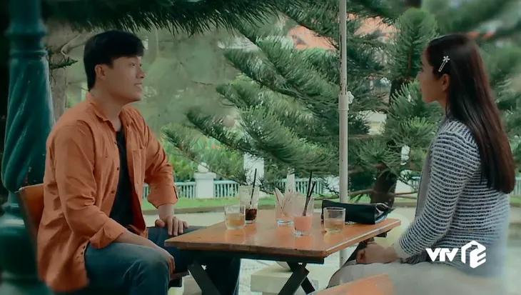 Nước mắt loài cỏ dại - Tập 18: Chỉ một hành động nhỏ, Hường thầm nghĩ Khang thích mình - Ảnh 2. Nước mắt loài cỏ dại - Tập 18: Chỉ một hành động nhỏ, Hường thầm nghĩ Khang thích mình - Ảnh 2.