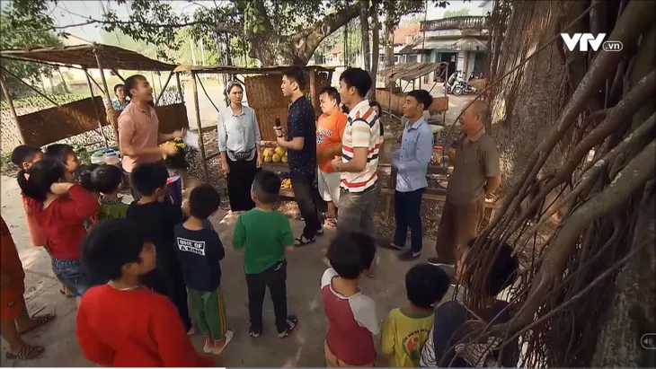 Cô gái nhà người ta: Phì cười màn trai quê mang gà ngậm hoa hồng đi tỏ tình - Ảnh 1. Cô gái nhà người ta: Phì cười màn trai quê mang gà ngậm hoa hồng đi tỏ tình - Ảnh 1.