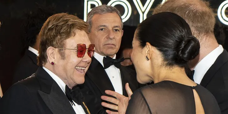 Elton John ủng hộ vợ chồng hoàng tử Harry sau tuyên bố từ bỏ nhiệm vụ hoàng gia - Ảnh 1. Elton John ủng hộ vợ chồng hoàng tử Harry sau tuyên bố từ bỏ nhiệm vụ hoàng gia - Ảnh 1.