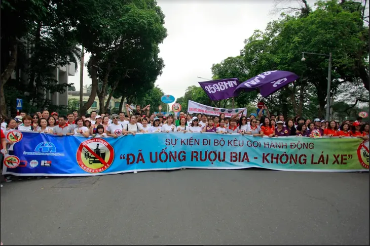 Đi bộ kêu gọi Đã uống rượu bia, không lái xe - Ảnh 4. Đi bộ kêu gọi Đã uống rượu bia, không lái xe - Ảnh 4.