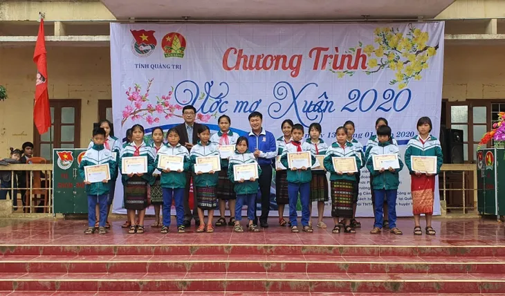 Thanh niên Quảng Trị mang “ước mơ Xuân” đến với trẻ em vùng sâu, vùng xa - Ảnh 2. Thanh niên Quảng Trị mang “ước mơ Xuân” đến với trẻ em vùng sâu, vùng xa - Ảnh 2.