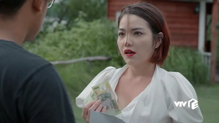 Tiệm ăn dì ghẻ - Tập 17: Từ ngôi sao nổi tiếng, Kim cay đắng nhận vai quần chúng, bị đánh ghen bầm dập - Ảnh 2. Tiệm ăn dì ghẻ - Tập 17: Từ ngôi sao nổi tiếng, Kim cay đắng nhận vai quần chúng, bị đánh ghen bầm dập - Ảnh 2.