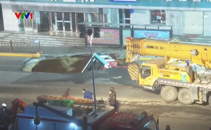 Xe bus bất ngờ sập xuống hố tử thần, 6 người thiệt mạng - Ảnh 3. Xe bus bất ngờ sập xuống hố tử thần, 6 người thiệt mạng - Ảnh 3.