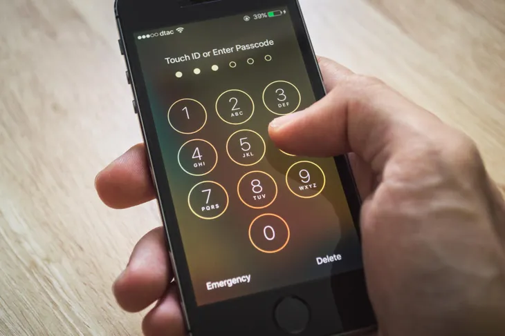 FBI bó tay với iPhone, Bộ trưởng Tư pháp chỉ trích Apple - Ảnh 2. FBI bó tay với iPhone, Bộ trưởng Tư pháp chỉ trích Apple - Ảnh 2.