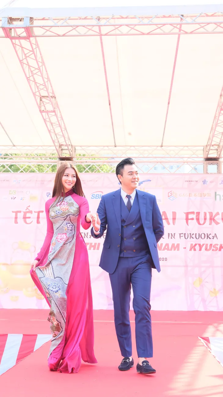 Hoa hậu Phương Khánh diện áo dài catwalk cùng diễn viên Tuấn Tú - Ảnh 2. Hoa hậu Phương Khánh diện áo dài catwalk cùng diễn viên Tuấn Tú - Ảnh 2.