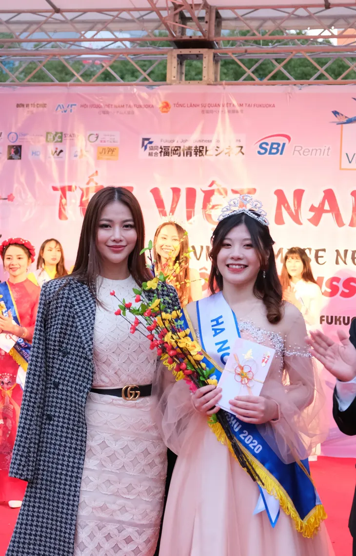 Hoa hậu Phương Khánh diện áo dài catwalk cùng diễn viên Tuấn Tú - Ảnh 4. Hoa hậu Phương Khánh diện áo dài catwalk cùng diễn viên Tuấn Tú - Ảnh 4.