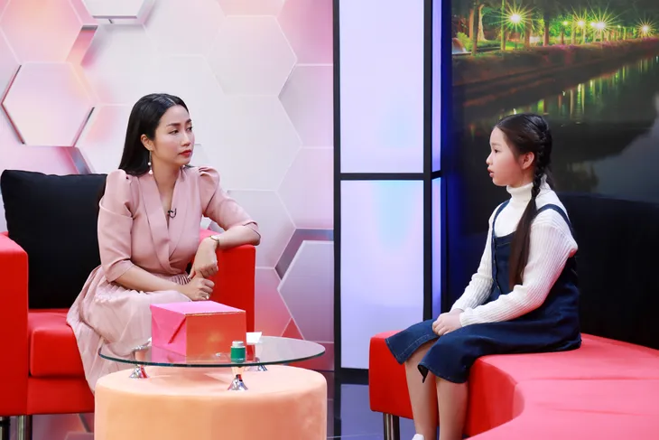 Nổi tiếng trên truyền hình, bé gái bị bạn bè ghét bỏ vì nghĩ... chảnh - Ảnh 1. Nổi tiếng trên truyền hình, bé gái bị bạn bè ghét bỏ vì nghĩ... chảnh - Ảnh 1.