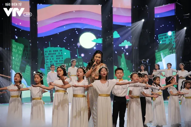 Phương Vy hòa giọng cùng dàn thiên thần nhí trong Đón Tết cùng VTV 2020 - Ảnh 7. Phương Vy hòa giọng cùng dàn thiên thần nhí trong Đón Tết cùng VTV 2020 - Ảnh 7.
